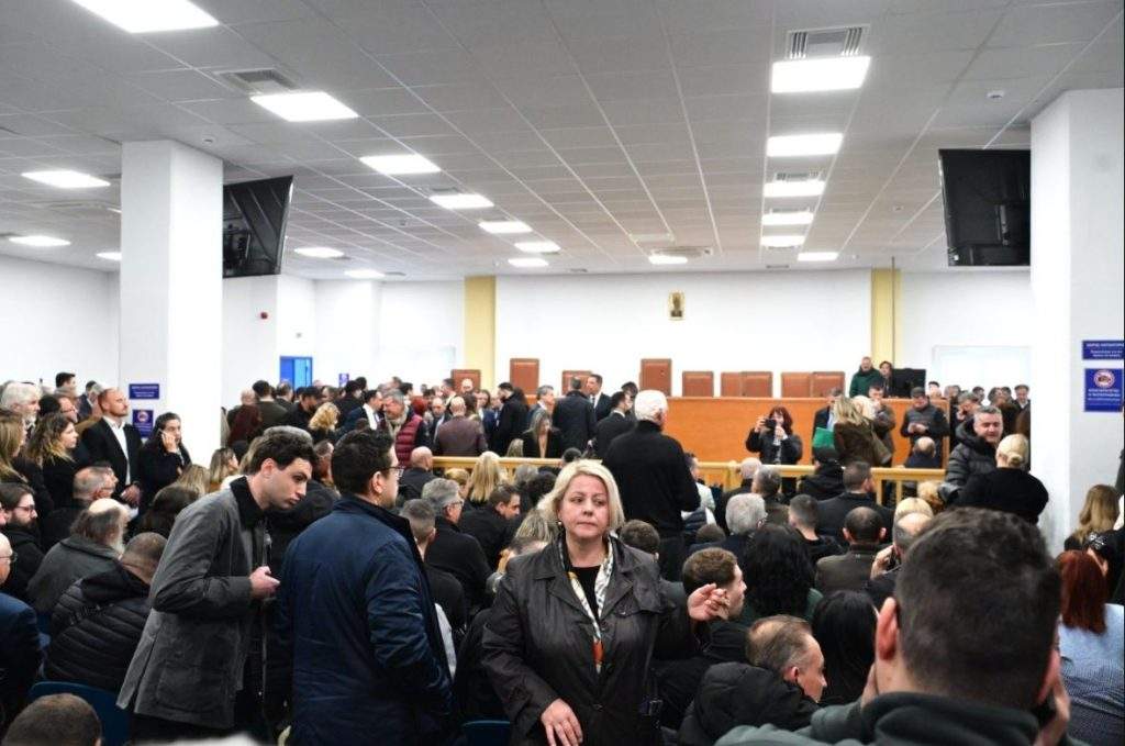 Δίκη για τα Τέμπη: «Τσαλαπατάτε τη μνήμη των παιδιών μας», λέει η μητέρα της 22χρονης Αφροδίτης