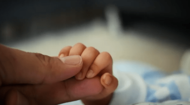 Τούνη: Η φωτογραφία έξω από τη δικαστική αίθουσα μετά τη διακοπή της δίκης για το revenge porn