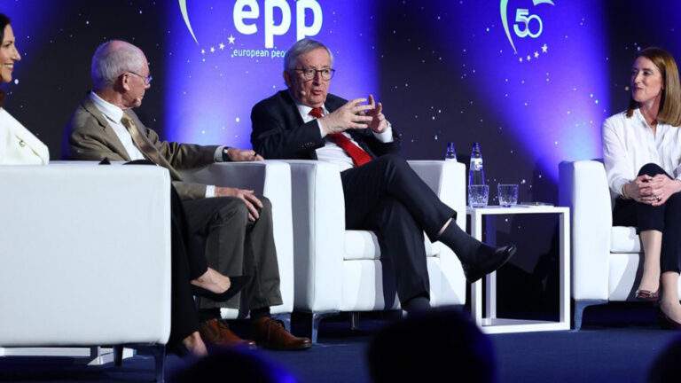 Τα αφράτα και μυρωδάτα ελαιοψωμάκια με μαύρες ελιές και κόκκινη πιπεριά