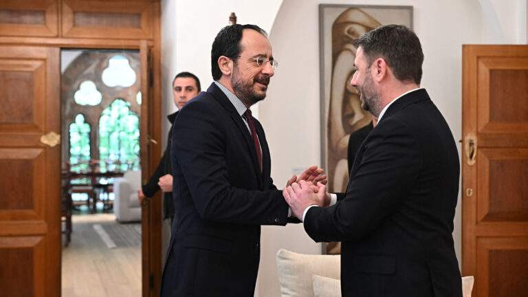 Απρίλης… γεμάτος καρδούλες: Τα 3 ζώδια που ευνοούνται στις σχέσεις – Πάθος, φλερτ, ανατροπές και πολύ έρωτας