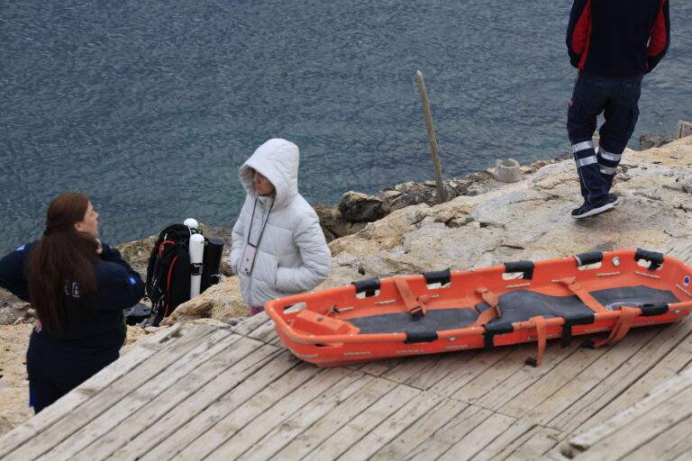 Ο Παύλος Ντε Γκρες φωτογραφίζεται με στελέχη των ενόπλων δυνάμεων