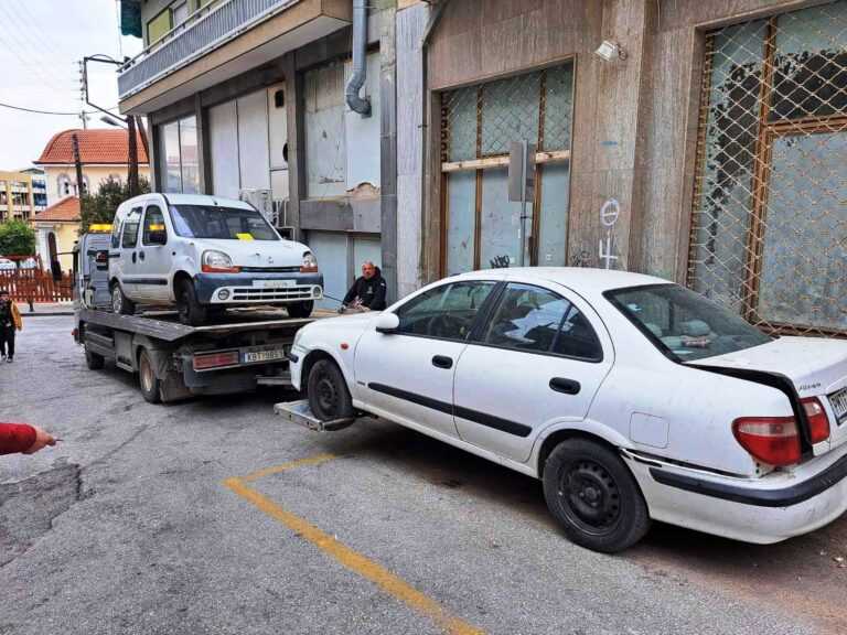 Ξάνθη: Νέα τάση.. στολισμός δέντρων με καπάκια ζαντών!