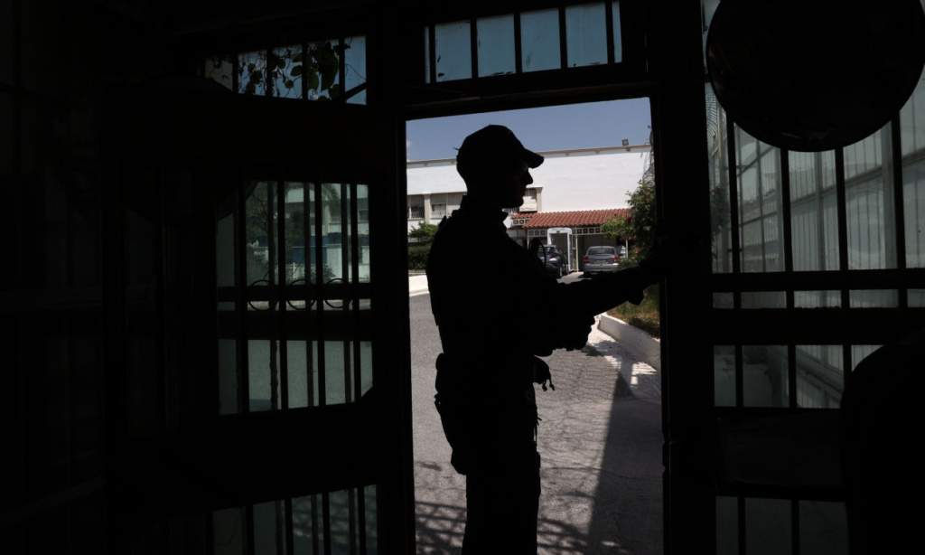 Συνελήφθη αρχαιοκάπηλος στην Κέρκυρα – Κατασχέθηκαν αρχαία νομίσματα, σιδερογροθιά και κινητό τηλέφωνο