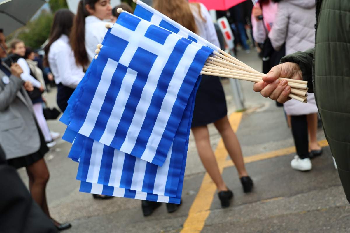 Η Βίκυ Λέανδρος με το “L’amour est bleu” στον Λόφο της Σάνης