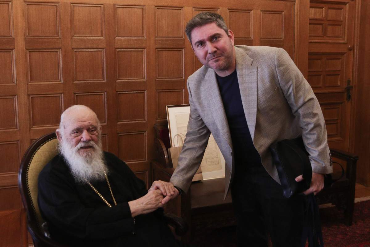 Τροχαίο στη λεωφόρο Μαραθώνος: Απορριματοφόρο κατέληξε σε μάντρα αυτοκινήτων