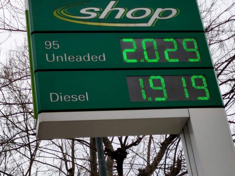 Live οι εξελίξεις από τη Μέση Ανατολή: Νέο ιρανικό πλήγμα στο Κουβέιτ – Νεκρός κυανόκρανος στον Λίβανο