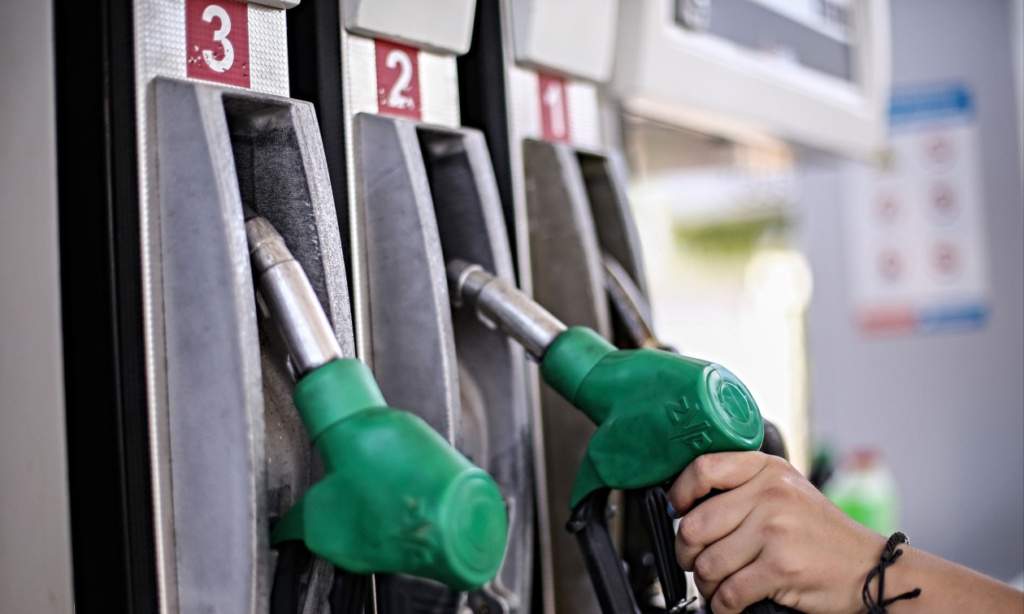 Τους έδιναν 600 ευρώ τον μήνα και τους έκαναν «ιδιοκτήτες» σε beach bar και σουβλατζίδικα