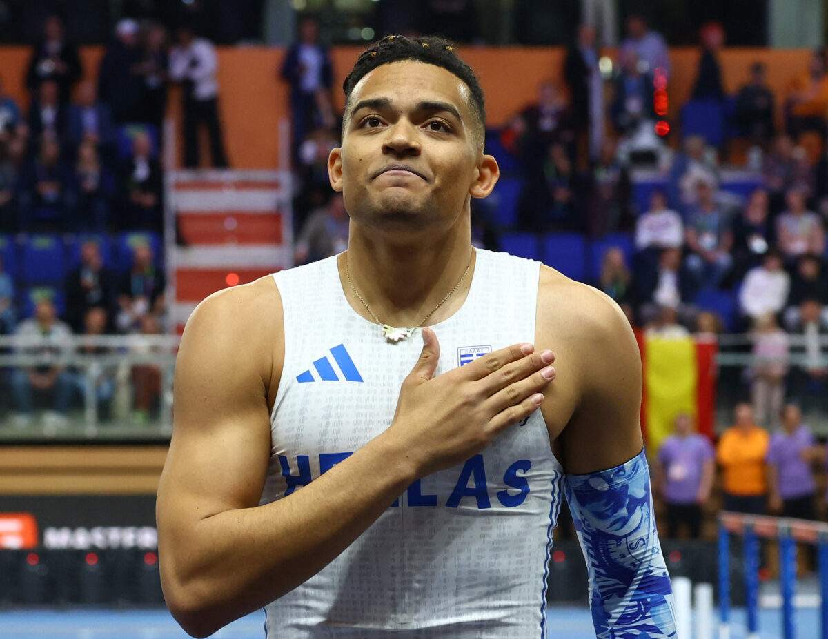 Το MAGA ερωτεύτηκε τη φανταστική Τζέσικα Φόστερ, την AI ξανθιά στρατιωτίνα δίπλα στον Τραμπ