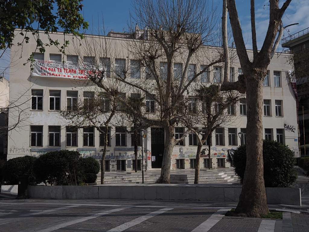 Η Γη της Ελιάς: Ο Κουράκος πλακώνει τον Νίκο για χάρη της Αριάδνης