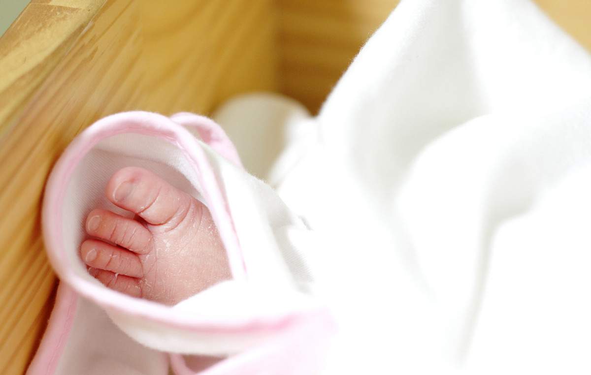 Κακοποίηση βρέφους στην Πάτρα: «Το δάγκωναν τα ξαδέλφια του» – Οι ισχυρισμοί της 18χρονης μητέρας