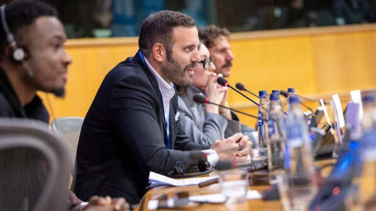 Έλενα Παπαρίζου: Η 1η εμφάνιση μετά την περιπέτεια υγείας της – Με περούκα η τραγουδίστρια και αγνώριστη