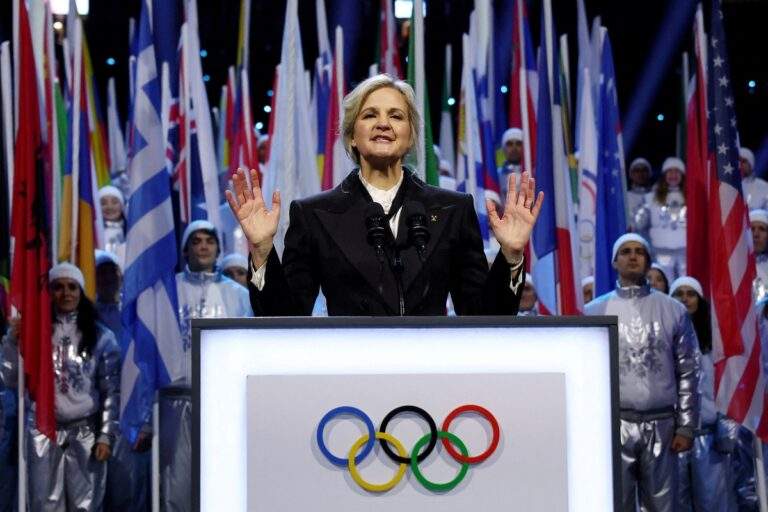 Δείτε εικόνες με τις γραβάτες των πολιτικών από την παρέλαση της 25ης Μαρτίου: Οι μαργαρίτες του Μητσοτάκη, η άγκυρα του Ανδρουλάκη και οι κουκουβάγιες του Δούκα