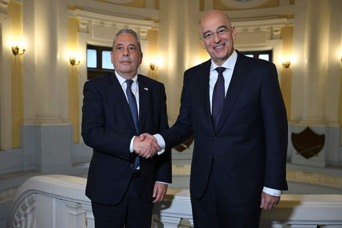 «Μπαμπά, σ’ αγαπώ»: Τα τρία μπαμπαδάκια ντύνονται ξανά λαχανικά για καλό σκοπό