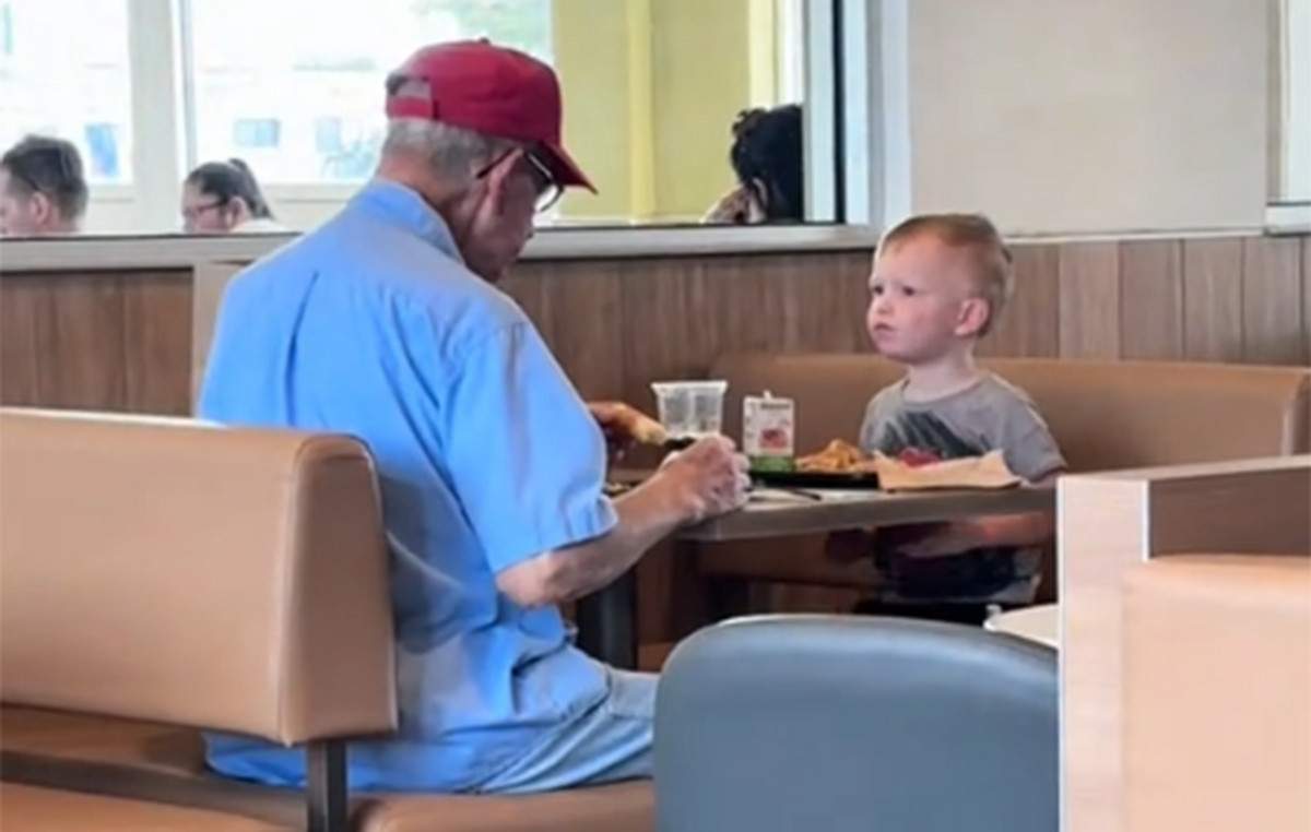 Σαν σκηνή από ταινία: Γυναίκα το έσκασε από μισάνοιχτο παράθυρο περιπολικού φορώντας χειροπέδες – Δείτε το βίντεο