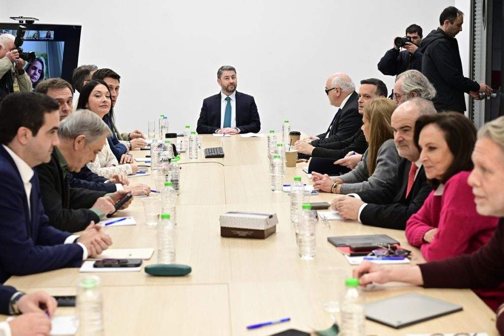 25η Μαρτίου: Η γαλανόλευκη υψώνεται περήφανα στην Ακρόπολη – Δείτε βίντεο με την έπαρση της σημαίας