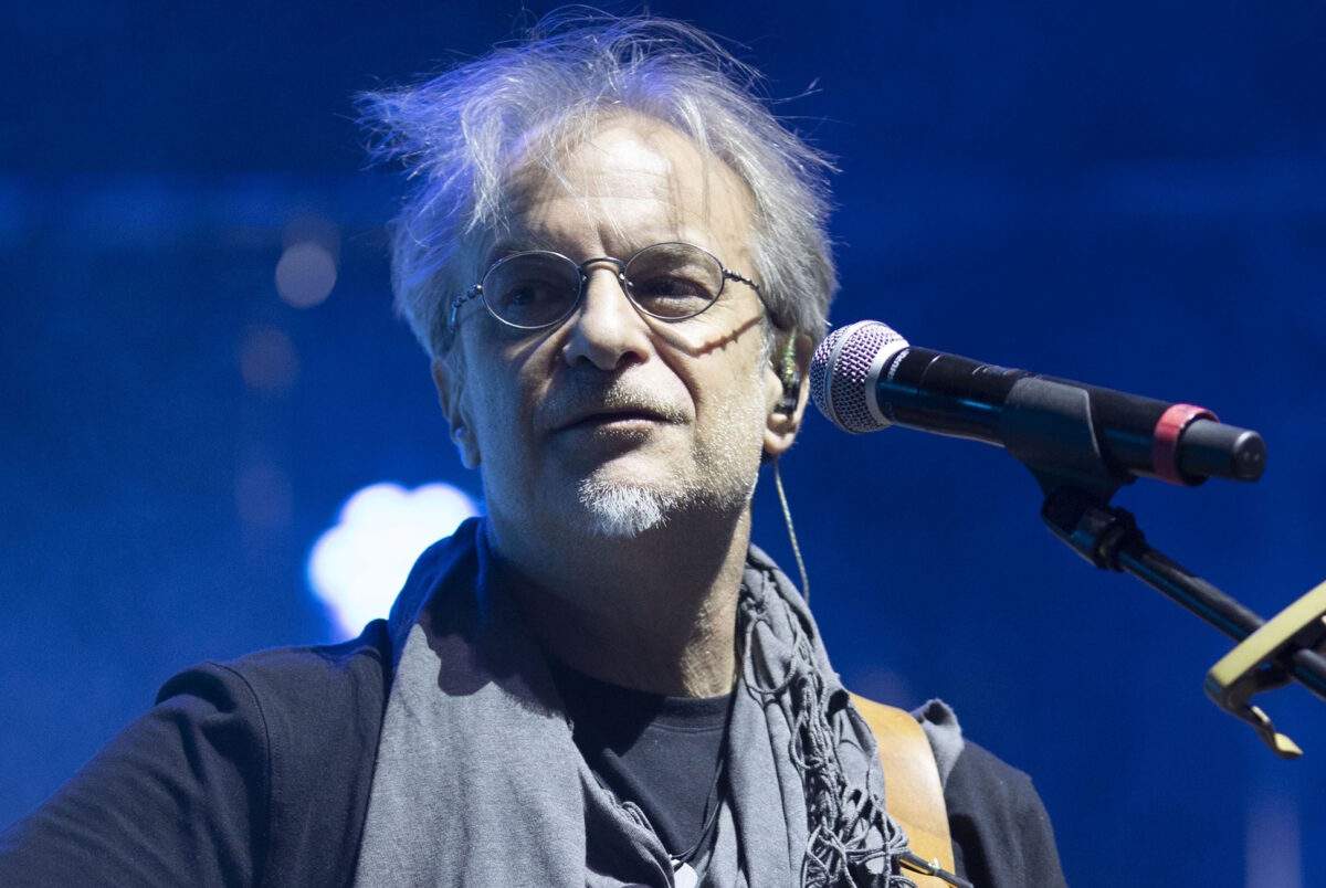 Αγοράκι κάνει παρέα σε ηλικιωμένο που τρώει μόνος του στα McDonald’s