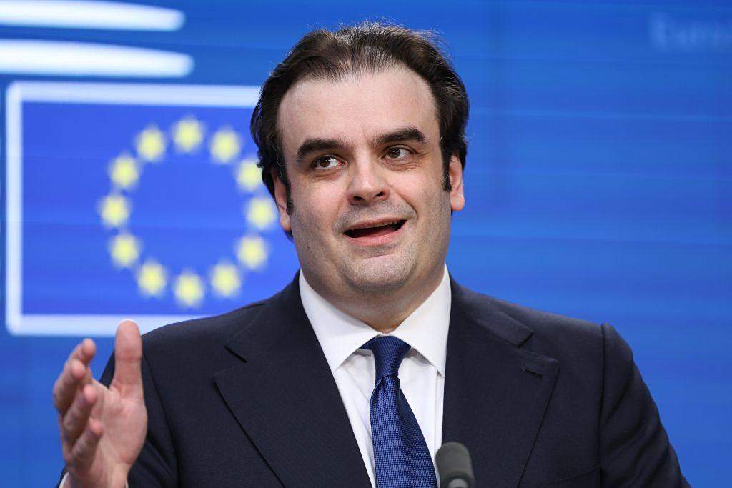 Άγιος Έρωτας: Η Σμαρώ απειλεί με όπλο τη Σοφία – «Θα σε σκοτώσω»