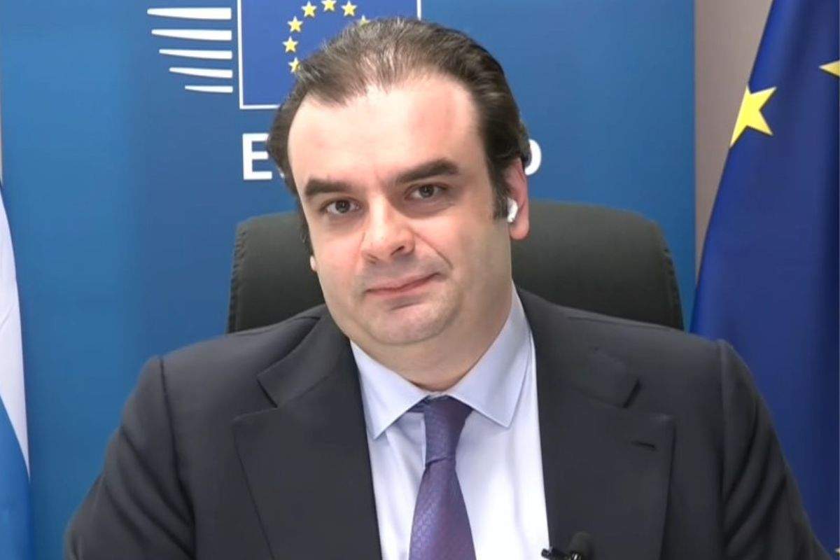 Ιστορική πρώτη: Ελικόπτερα Apache καταρρίπτουν drones στον ουρανό της Ευρώπης