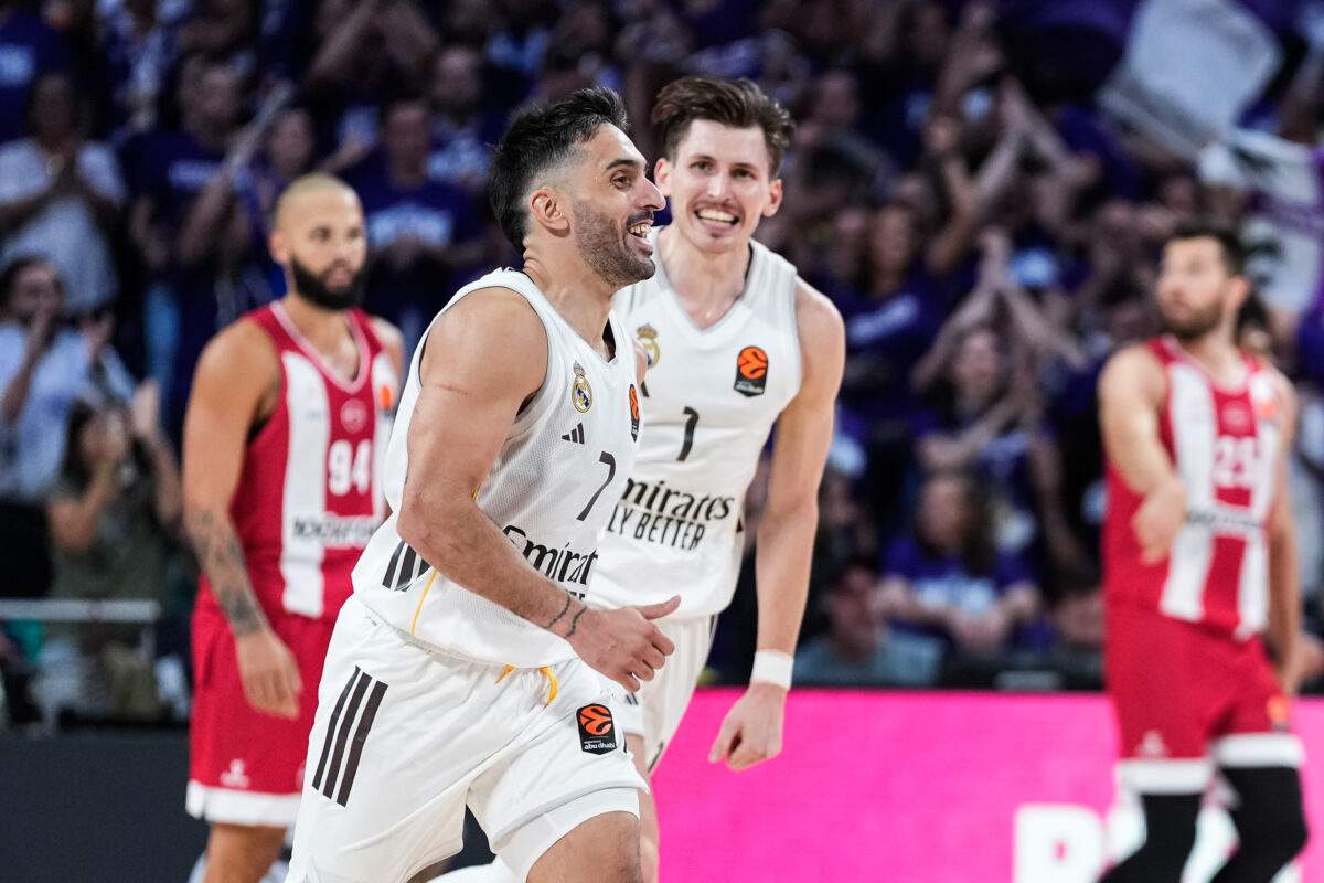 Υπόκλιση στη λεβεντιά: Η Κρητικοπούλα που μαγνήτισε τα βλέμματα όλων