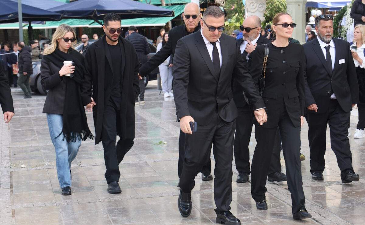 Κηδεία Μαρινέλλας: Σύσσωμος ο πολιτικός και ο καλλιτεχνικός κόσμος στο τελευταίο αντίο