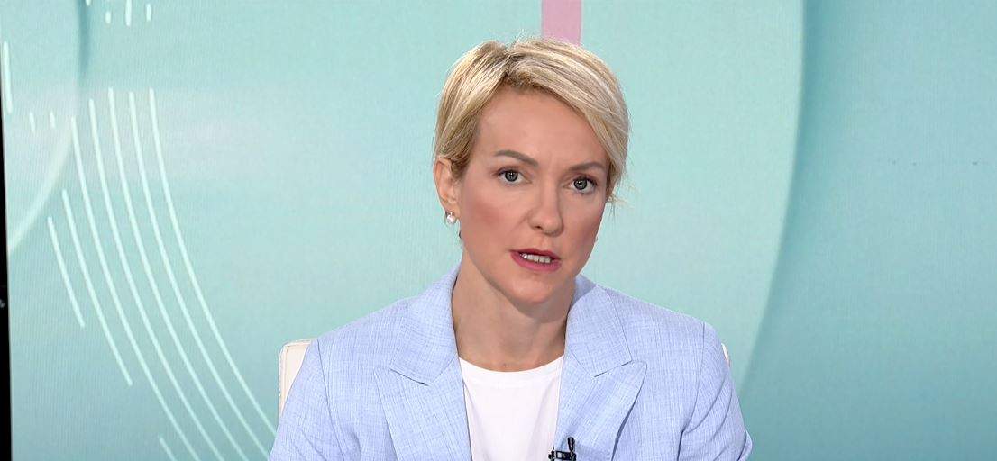 Αυτοκίνητο με δύο επιβαίνοντες έπεσε σε ρέμα στη Ρόδο, επιχείρηση απεγκλωβισμού από την Πυροσβεστική, φωτογραφίες