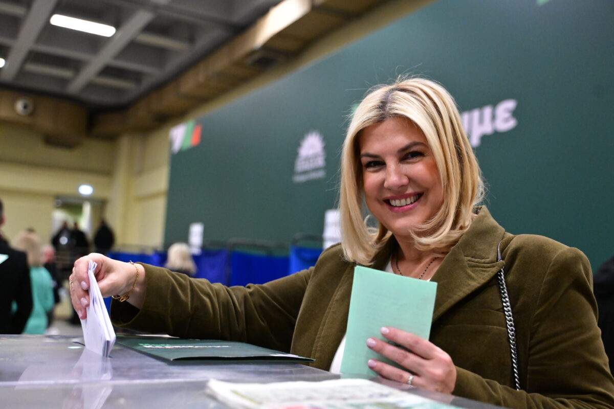 Ολυμπιακό Ράλλυ: Έχασε τον έλεγχο του οχήματος, έσκασε σε δέντρο και ακινητοποιήθηκε στη μέση της πίστας