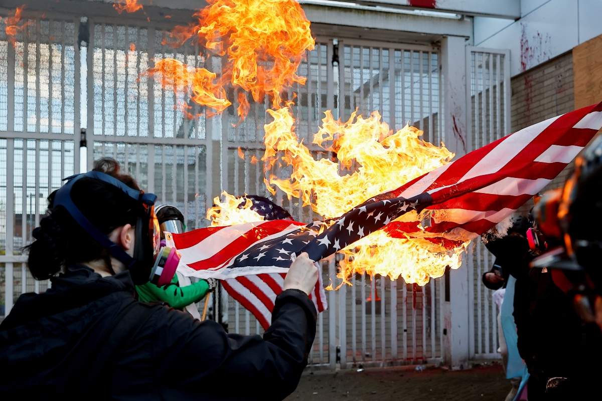 Ιράν: Μπλακ άουτ σε περιοχές της Τεχεράνης μετά τις αεροπορικές επιδρομές