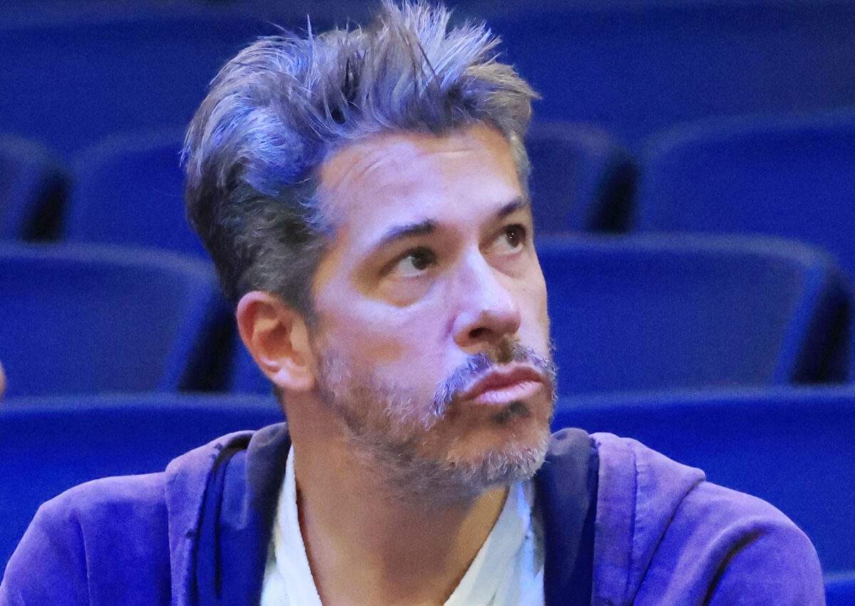 Μοναδικό στιγμιότυπο: Πώς θηλυκές φάλαινες βοηθούν στον τοκετό και στηρίζουν το νεογέννητο