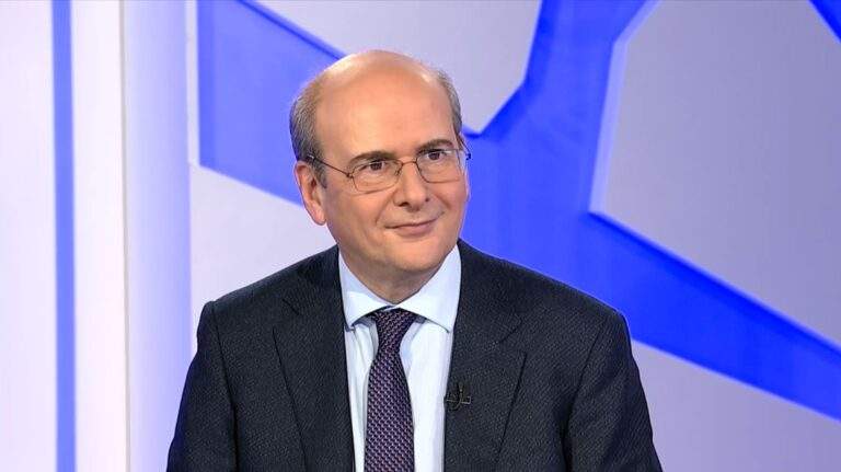 Γονείς στον Βόλο αναγκάστηκαν να βάλουν panic button στα κινητά τους για να προστατευτούν από τον γιο τους