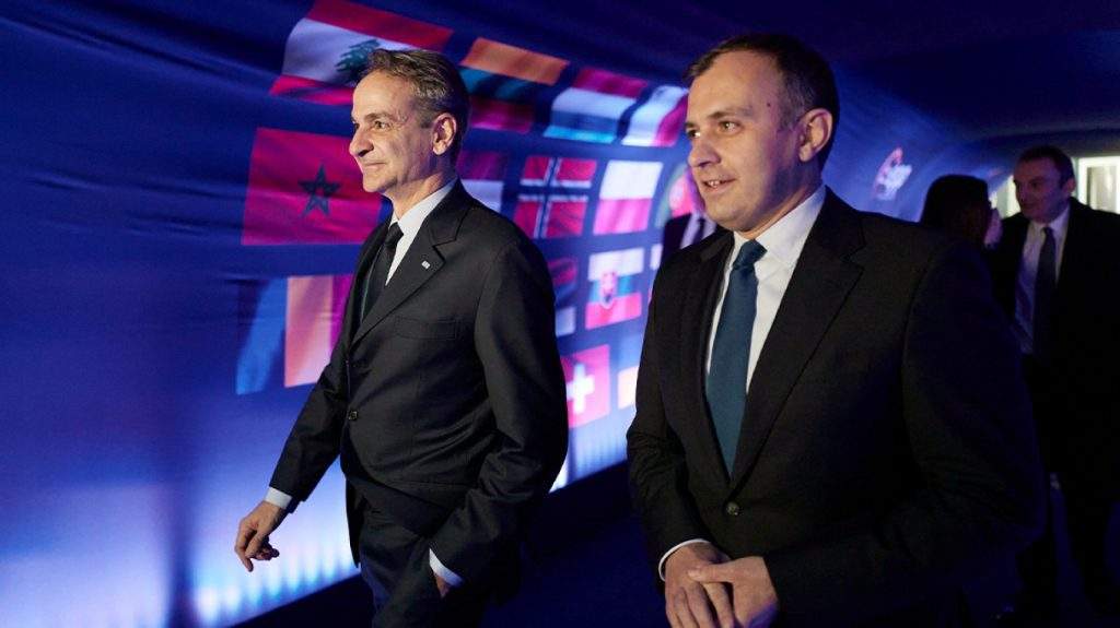 Το κινητό σου έχει κολλήσει; Το κόλπο που το κάνει σαν καινούργιο