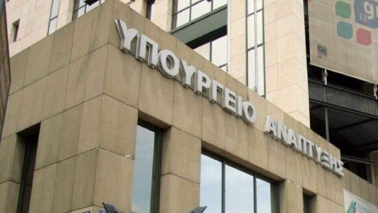 Πέραμα: Φωτιά σε σκάφος στα Ναυπηγεία