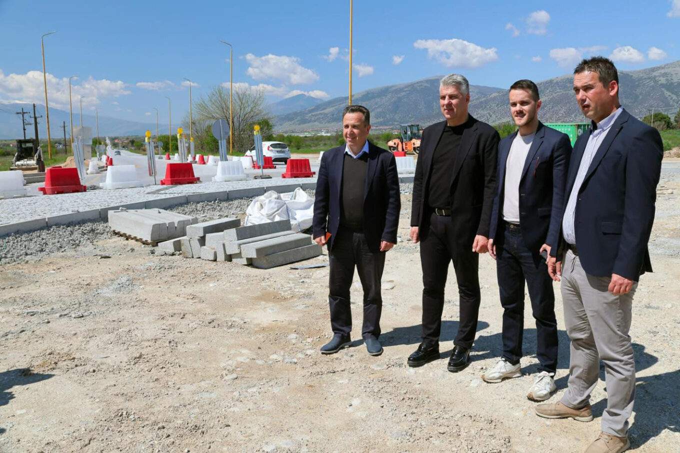 Η πόρτα τρίζει; Το υλικό της κουζίνας που θα τη σωπάσει σε 2 λεπτά