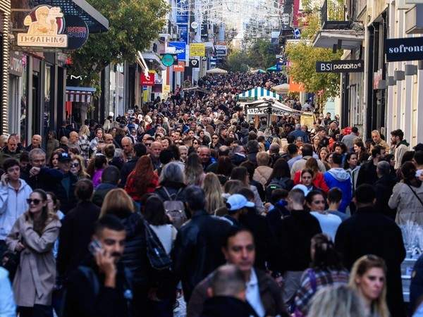 Ο Κάρολος «δίκασε» τον Τραμπ αλά βρετανικά – «Αν δεν ήμασταν εμείς, θα μιλούσατε γαλλικά»