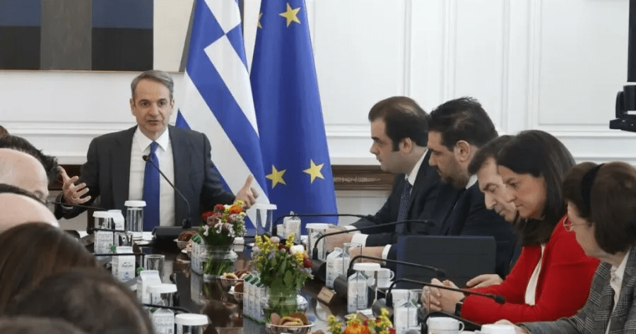 Αφθώδης πυρετός στη Λέσβο: Μπλόκο κτηνοτρόφων στο λιμάνι Μυτιλήνης – Ακυρώθηκαν εκδρομές και δρομολόγια