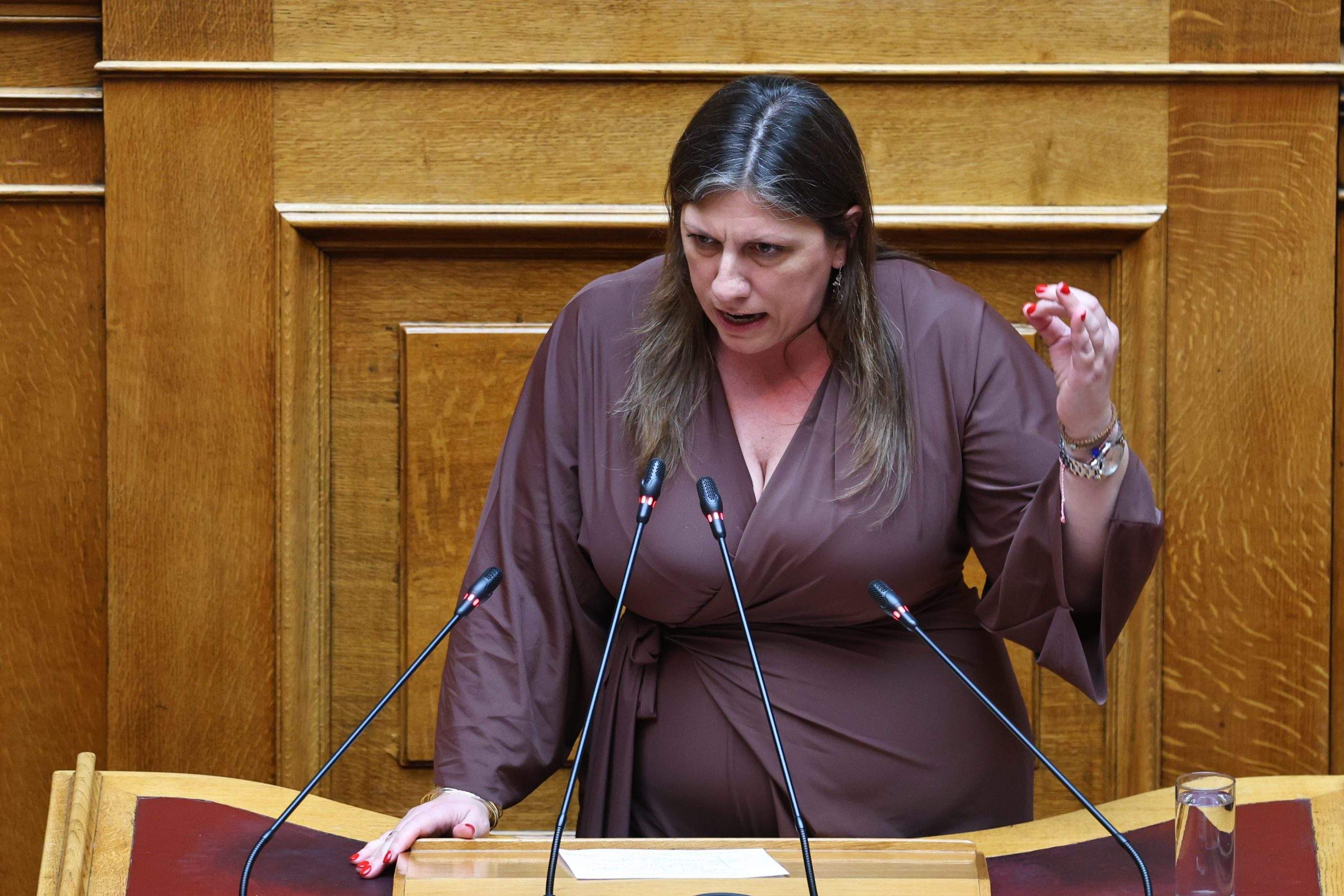 Mικρό μοσχαράκι έκανε βόλτα στην Άκολη Αιγίου και λιάστηκε στην παραλία