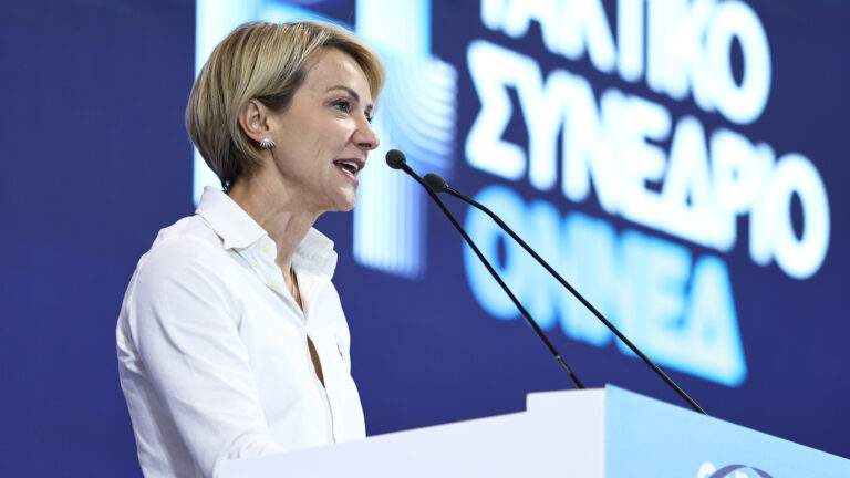 «Αγοράστε αεροπορικά εισιτήρια τώρα» προτρέπει η Ισπανία με φόντο τις αυξήσεις