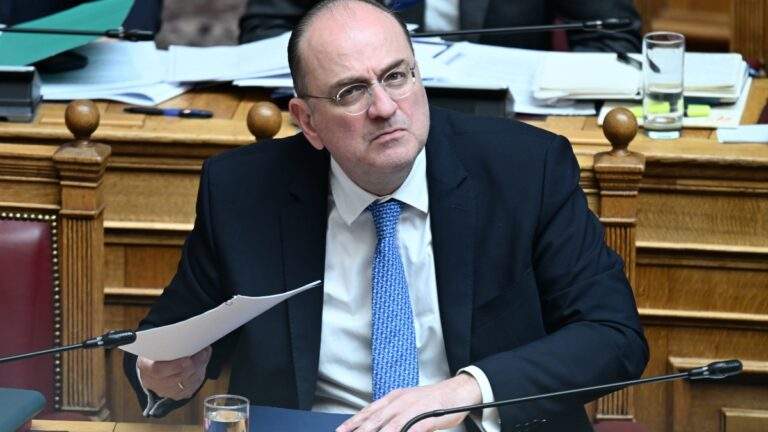 Μέγαρο Μαξίμου: Η ώρα των υπογραφών για Μητσοτάκη και Μακρόν – Live