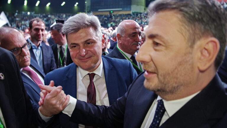 Η «άβολη» φιλοφρόνηση του Τραμπ στον διευθυντή της NASA: «Έχει σούπερ αυτιά, ακούει τα πάντα»