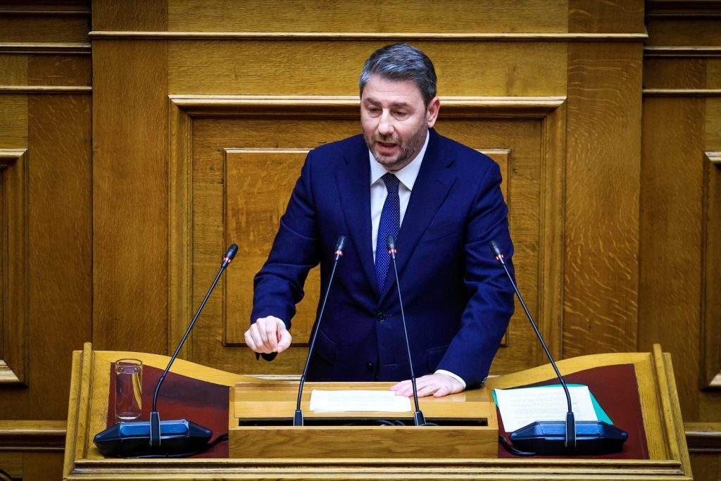 Η Γη της Ελιάς: O Παυλής καταρρέει έξω από την εντατική – Η Δάφνη…