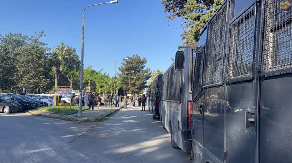 Εχω παιδιά: Οι τίτλοι και τα «κακά» αγγλικά αναστατώνουν τον Μιχάλη και τη Σάρα
