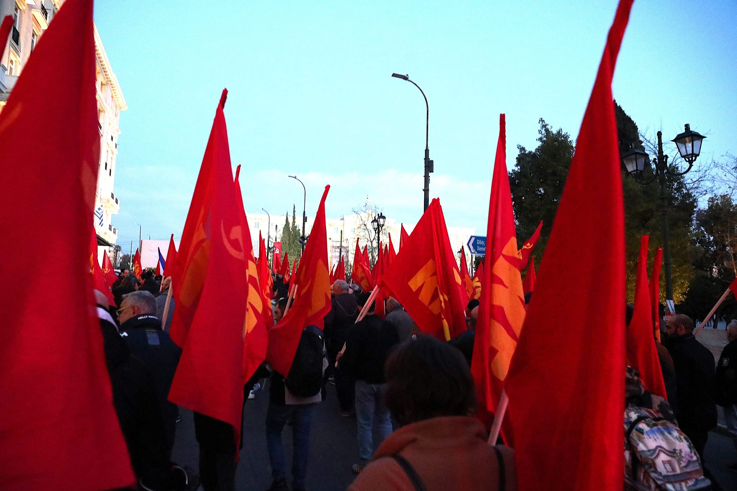 Ένταση στην Κεφαλονιά: Η μητέρα του 26χρονου κατηγορούμενου επιτέθηκε σε τηλεοπτικό συνεργείο – «Θα στη σπάσω» – ΒΙΝΤΕΟ