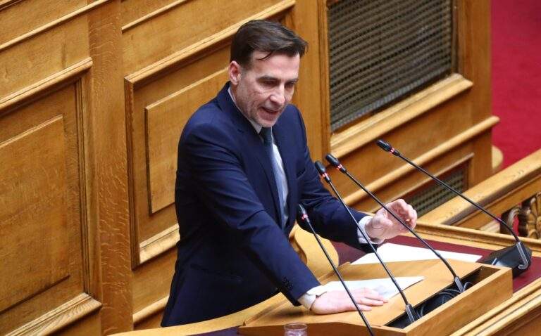 Θρίλερ στη Θεσσαλονίκη: Φοιτητής απειλεί να πέσει από τον τρίτο όροφο