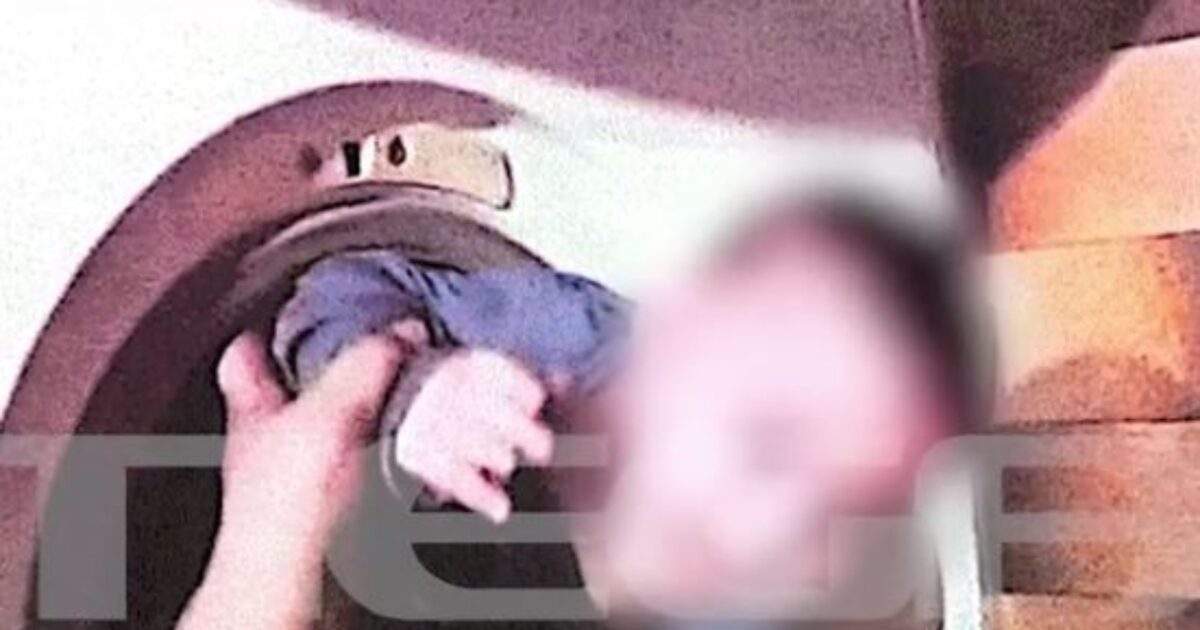 Φρίκη: Η στιγμή που οικιακή βοηθός κακοποιεί ηλικιωμένο με άνοια ενώ εκείνος σφάδαζε (video)