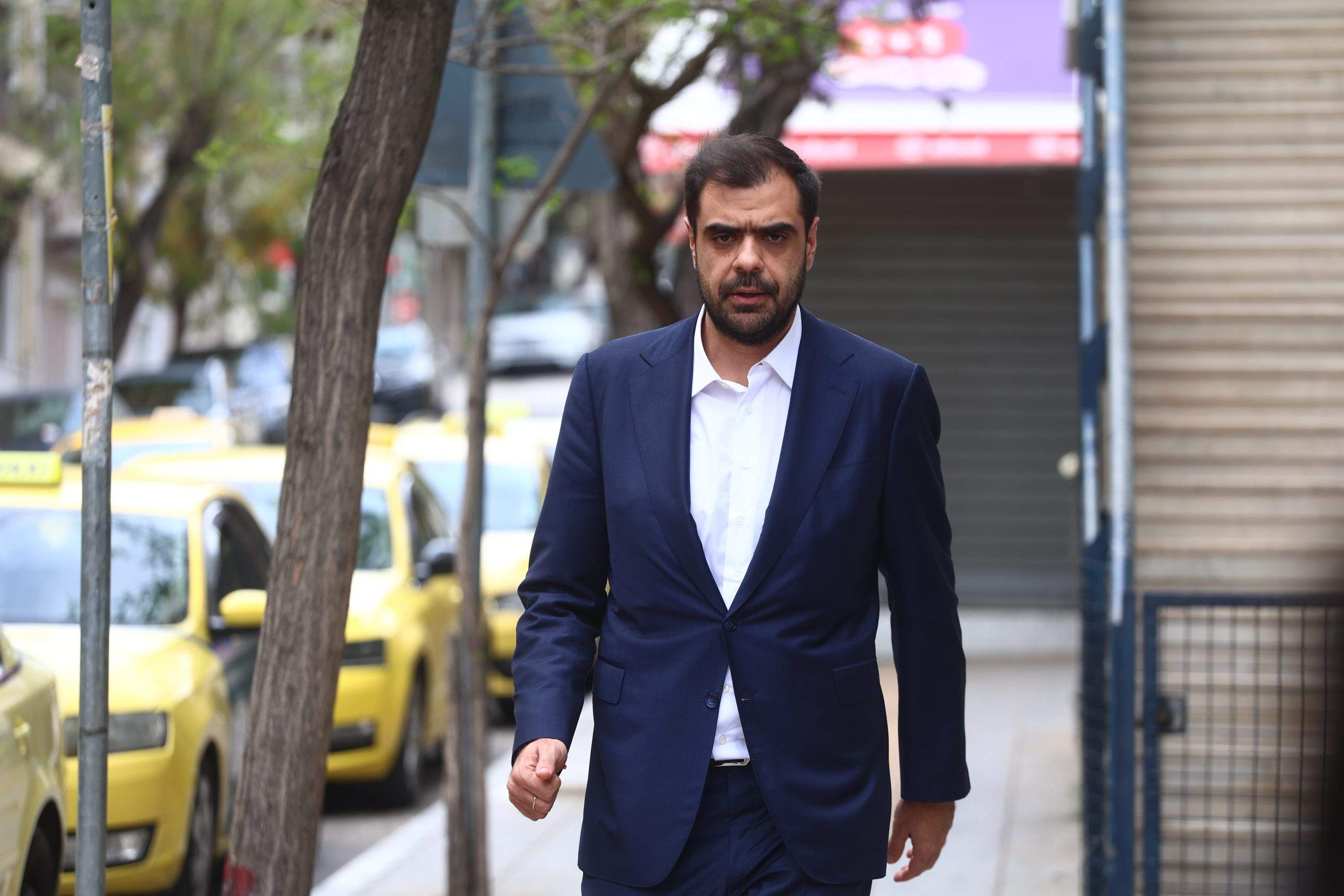Καρέ καρέ η μεταφορά της Μυρτούς από το ξενοδοχείο – Οι κυνικές δηλώσεις πως την βρήκαν τυχαία και ότι δεν την γνώριζαν