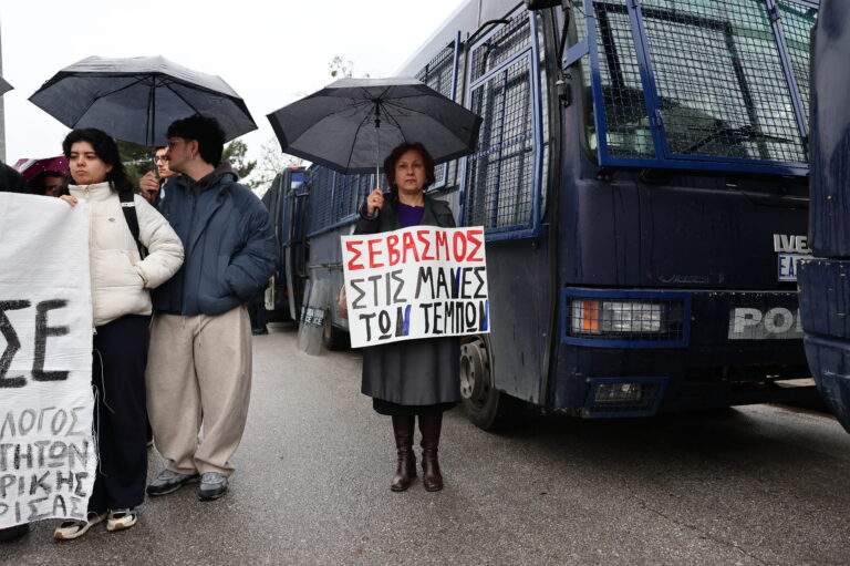 Στις φλόγες κτίριο στον Στρόβολο, εμπρησμό βλέπουν οι Αρχές
