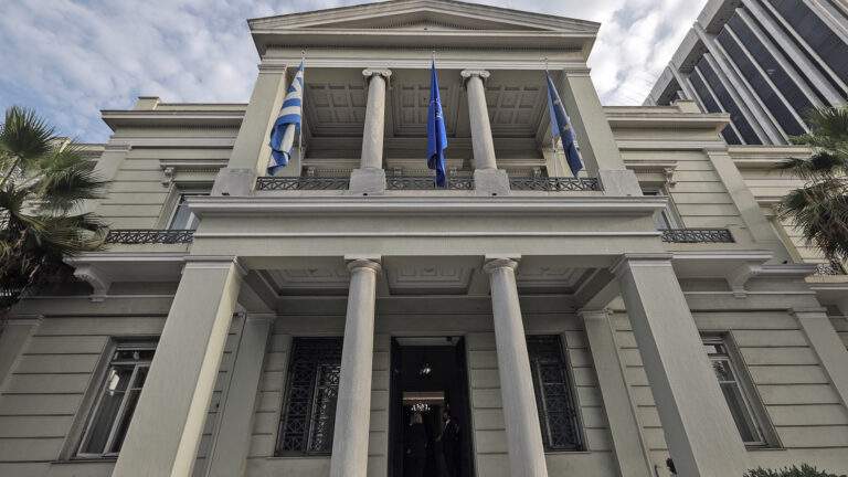 Φον ντερ Λάιεν: «Η αποκατάσταση της ελεύθερης ναυσιπλοίας στα Στενά του Ορμούζ ειναι υψίστης σημασίας»