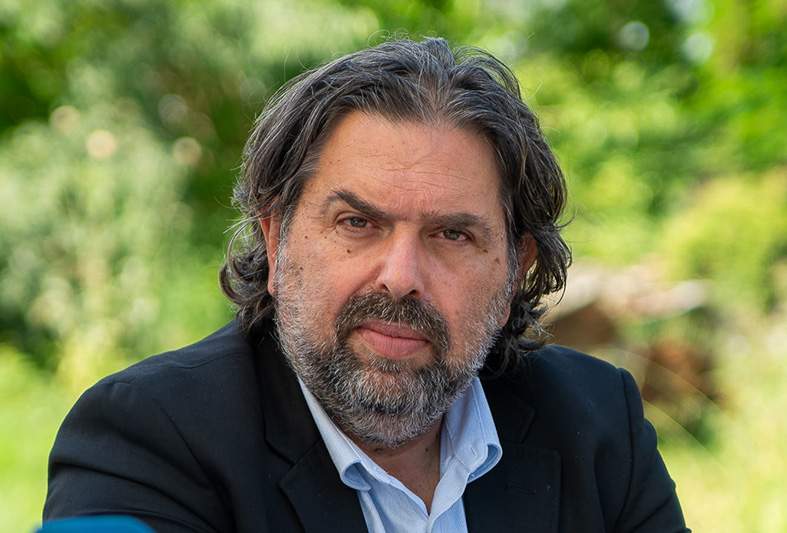 Μαθητές και εκπαιδευτικούς μειονοτικών σχολείων ξενάγησε στη Βουλή ο Ιλχάν Αχμέτ