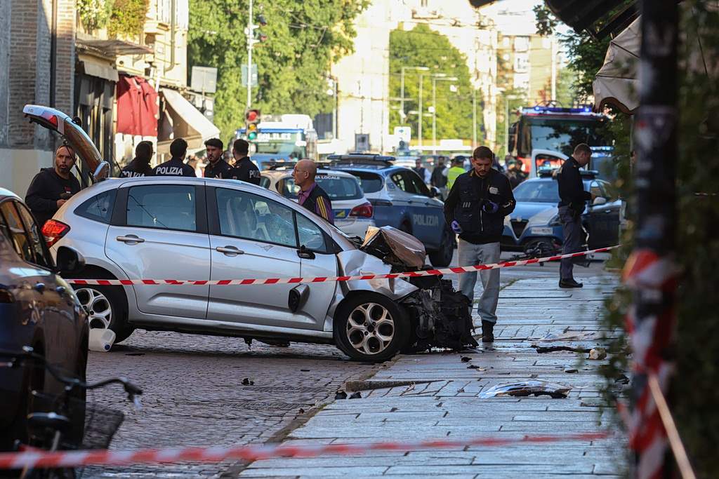 Μπανγκόκ: Τουλάχιστον οκτώ νεκροί μετά από σύγκρουση εμπορικού τρένου με λεωφορείο