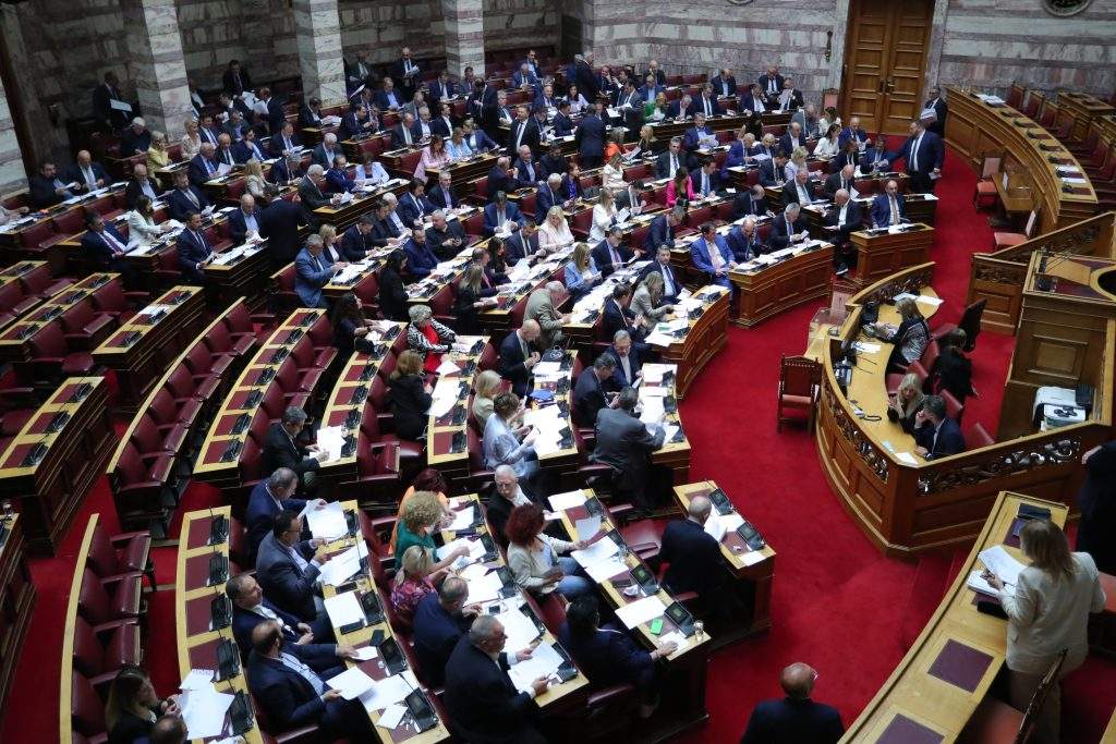 Η Γη της Ελιάς: Ο Πότης κουτσομπολεύει τη Χρυσούλα και εξοργίζει τ…