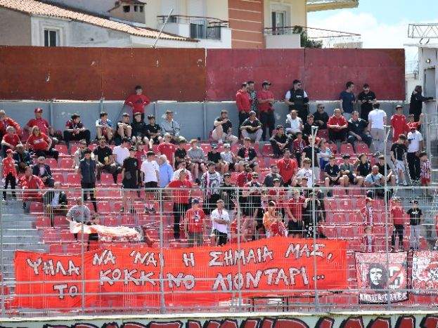 Πόσο… ΑΕΚ είσαι: Οπαδός έντυσε τον σκύλο του στα «κιτρινόμαυρα» (vid)